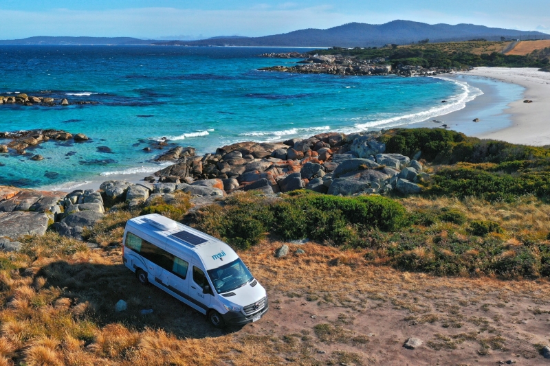 Am Straßenrand geparktes Wohnmobil in Tasmania © Tourism Australia Am Straßenrand geparktes Wohnmobil in Tasmania © Tourism Australia