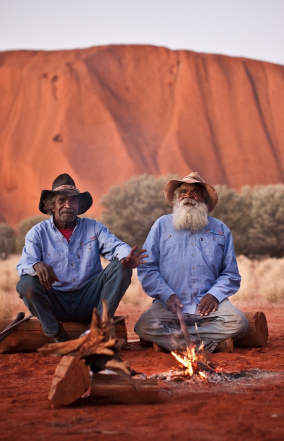 Uluru Aboriginal Tours, Uluru-Kata Tjuta National Park, Northern Territory © Tourism Australia