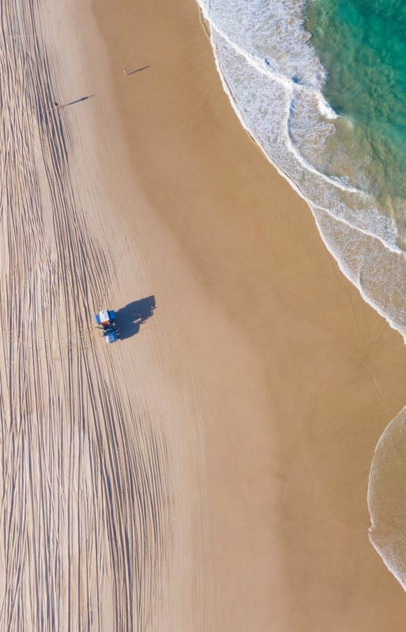 Fahrzeug fährt über den Strand von North Stradbroke Island © Tourism and Events Queensland