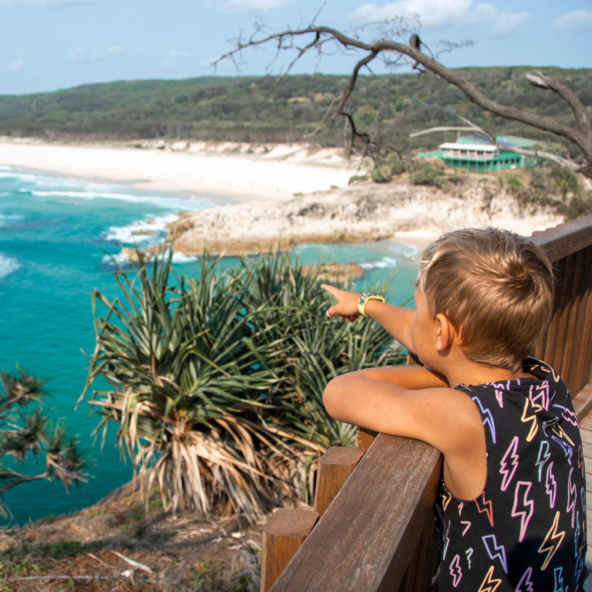 Junge auf dem North Gorge Walk, der auf das Wasser zeigt © Tourism and Events Queensland