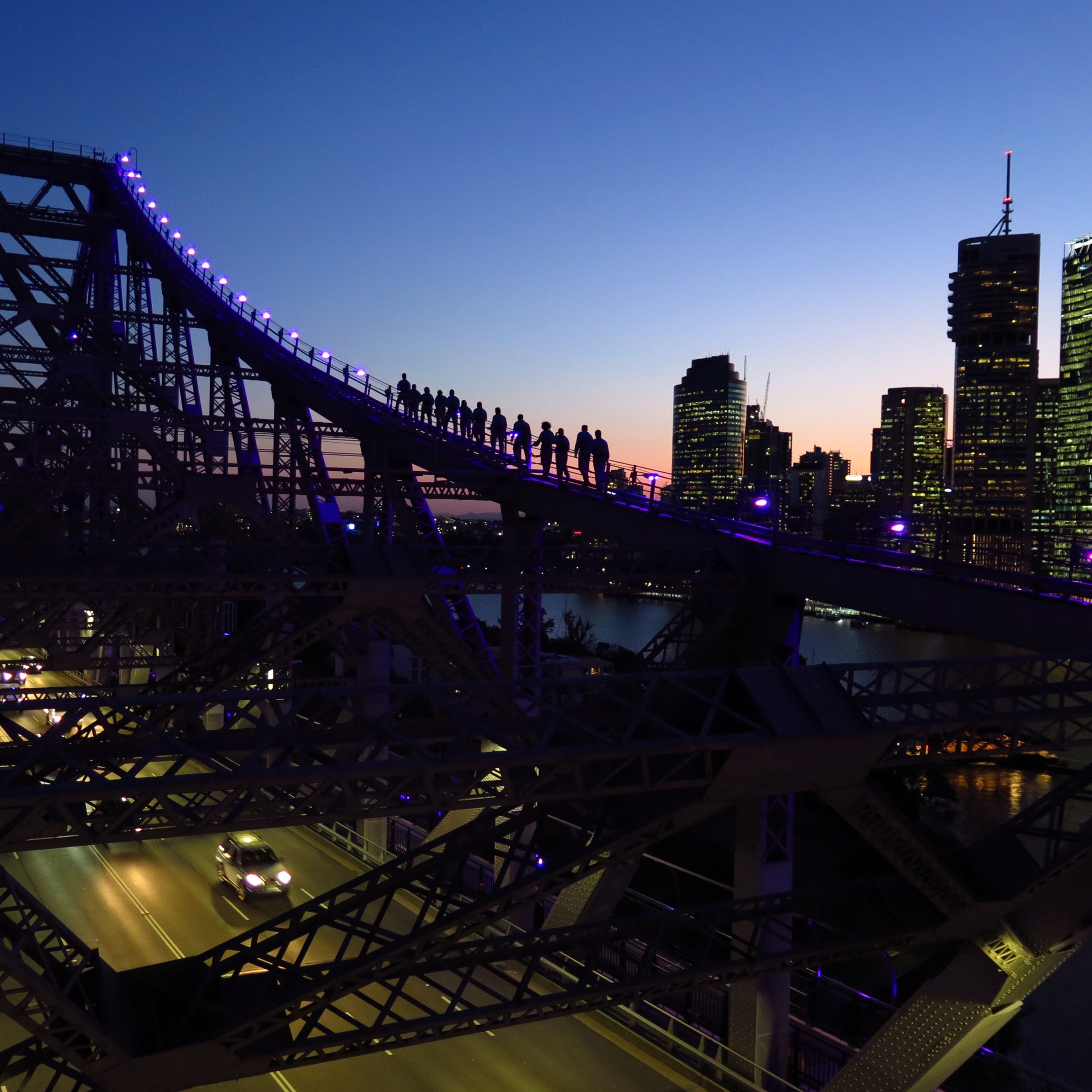 Brückenkletterer auf der Story Bridge bei Dämmerung © Story Bridge Adventure Climb