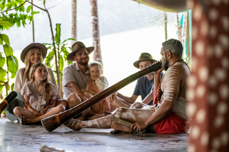 Eine Familie sieht sich eine Didgeridoo-Darbietung im Rainforestation Nature Park an © Tourism and Events Queensland 