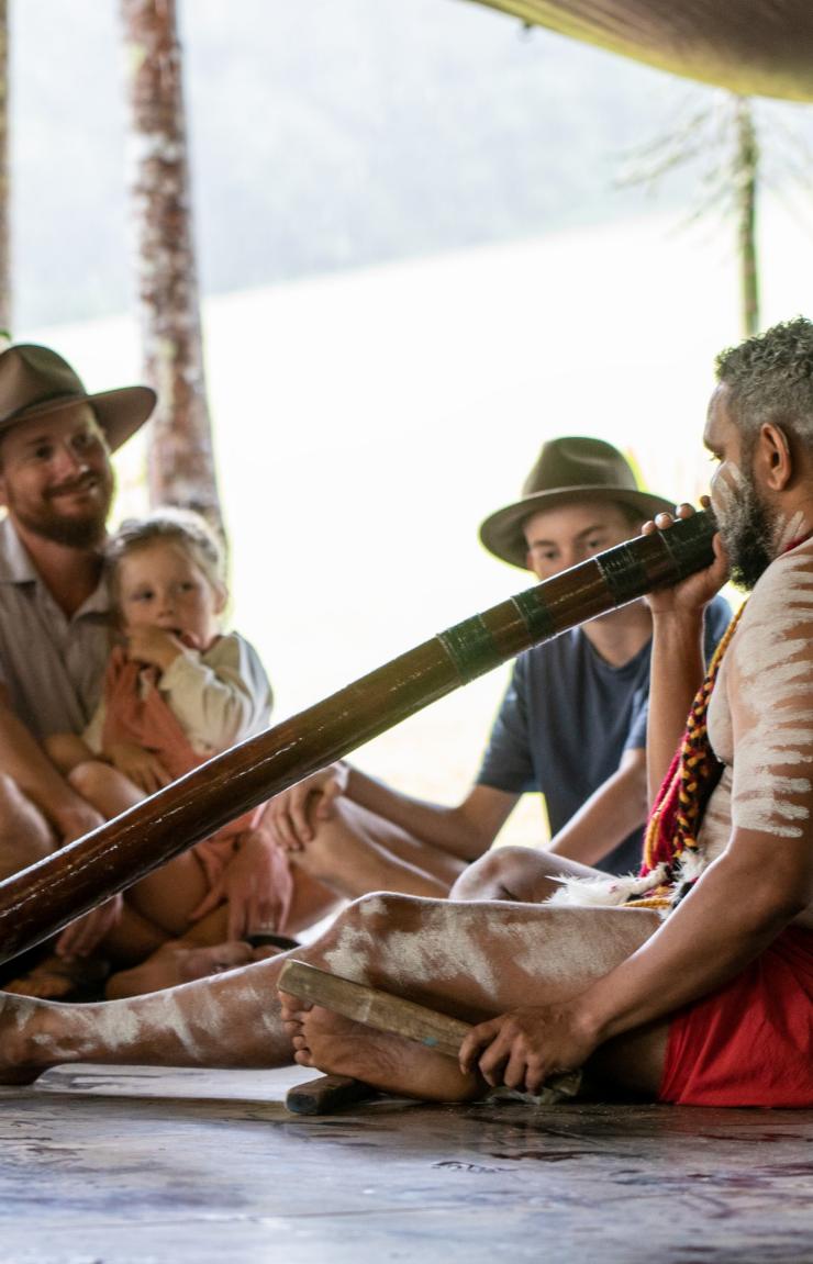 Eine Familie sieht sich eine Didgeridoo-Darbietung im Rainforestation Nature Park an © Tourism and Events Queensland 