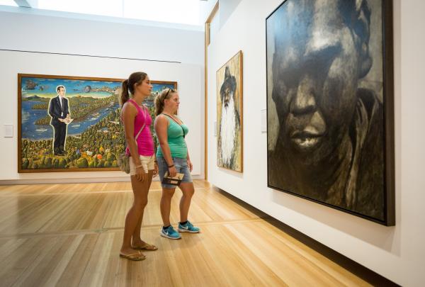 Zwei Frauen betrachten ein Porträt in der National Portrait Gallery, Canberra, Australian Capital Territory © VisitCanberra