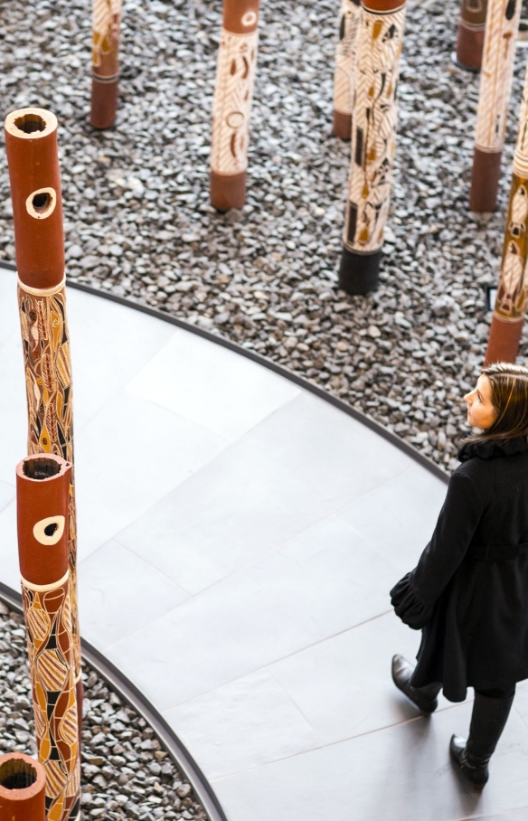 Frau geht durch die National Gallery of Australia in Canberra © VisitCanberra