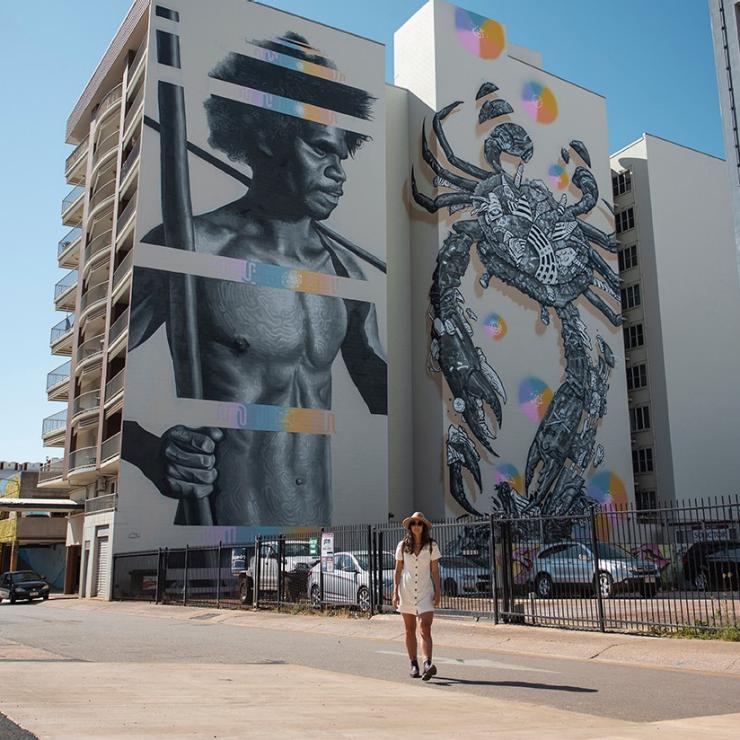 Frau steht vor einem Wandbild in Darwin © Tourism Australia Frau steht vor einem Wandbild in Darwin © Tourism Australia