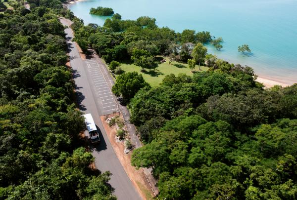 Mit dem Hop on-hop off-Bus auf Sightseeing-Tour in Darwin/Gulumerrdgen, Northern Territory © Tourism Australia