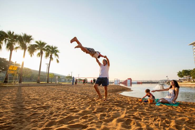 Eine Familie genießt die gemeinsame Zeit an der Waterfront-Lagune im Darwin Waterfront Precinct im Northern Territory © Tourism NT/Shaana McNaught