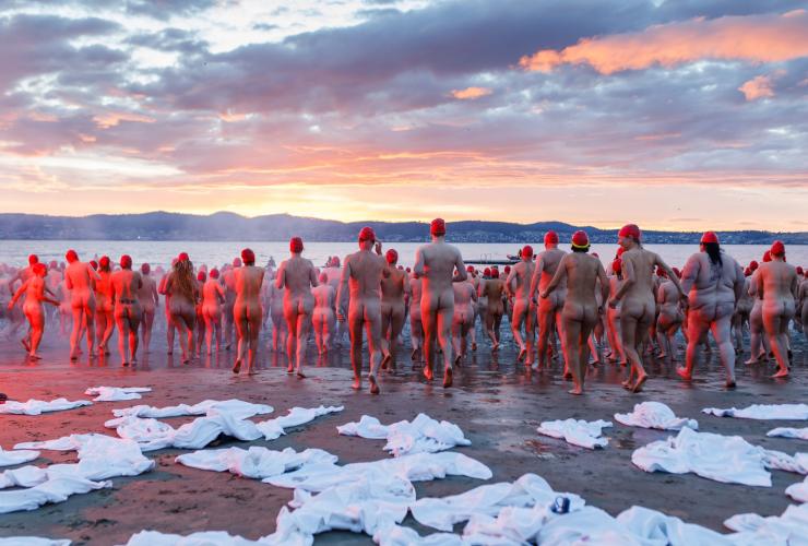 Nacktschwimmen zur Wintersonnenwende, Dark Mofo, Hobart, Tasmanien © Dark Mofo/Jesse Hunniford