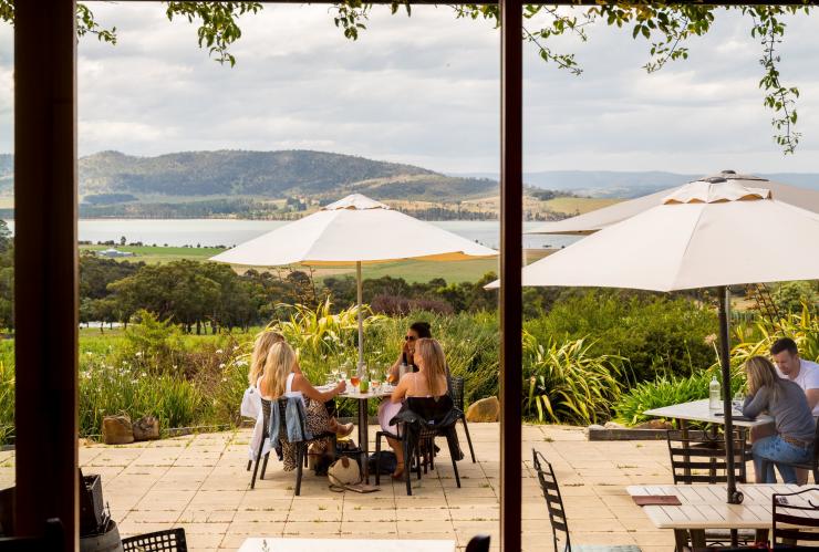 Freunde auf der Terrasse des Coal Valley Vineyard bei Hobart © Alastair Bett