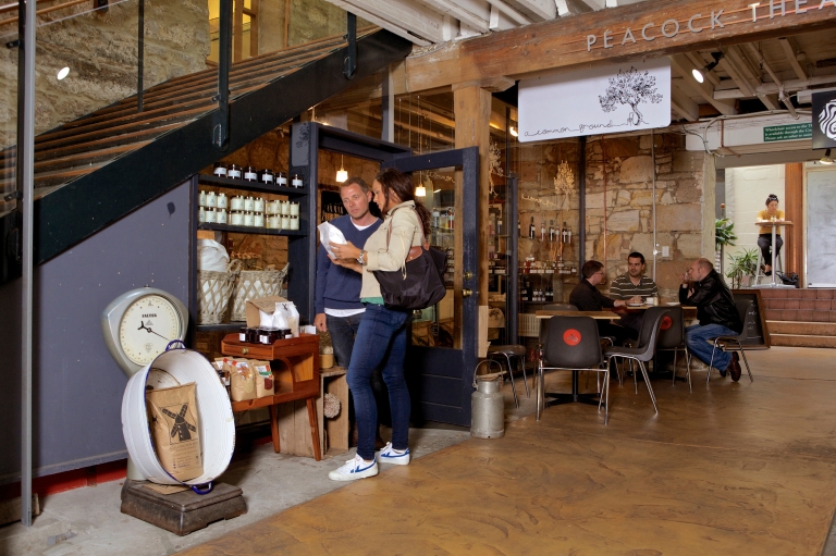 Bruny Island Cheese Co. Shop im Salamanca Arts Centre in Hobart © Tourism Australia/Adrian Cook