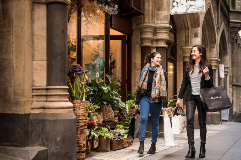 Frauen beim Shoppen in der Flinders Lane in Melbourne © Visit Victoria
