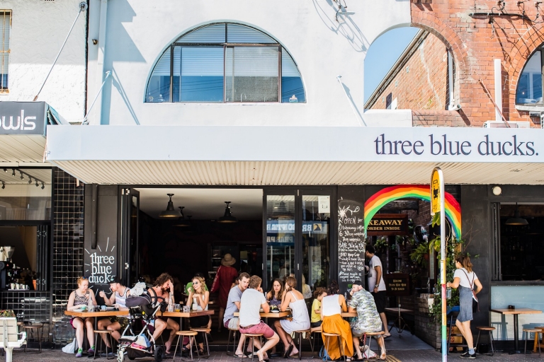 Avocado und pochierte Eier auf Toast im Three Blue Ducks, Bronte, New South Wales © Destination NSW