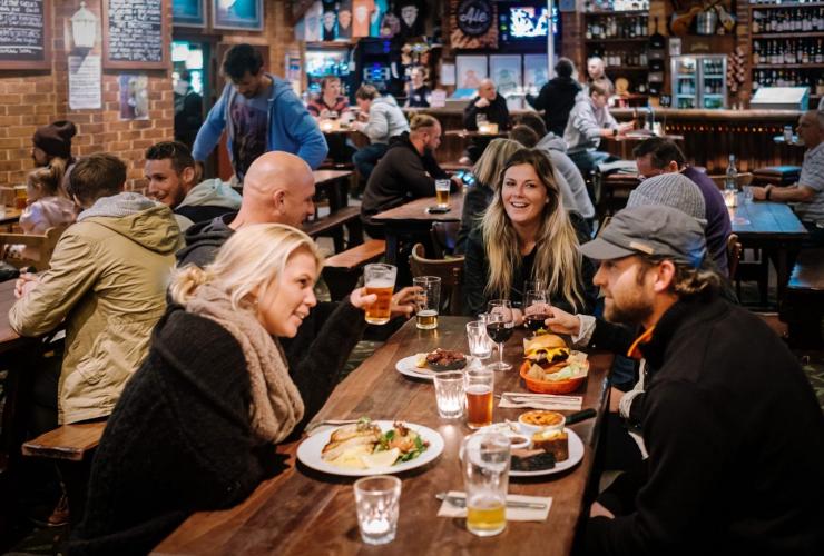 Gruppe beim Essen in der Settlers Tavern in Margaret River © Elements Margaret River