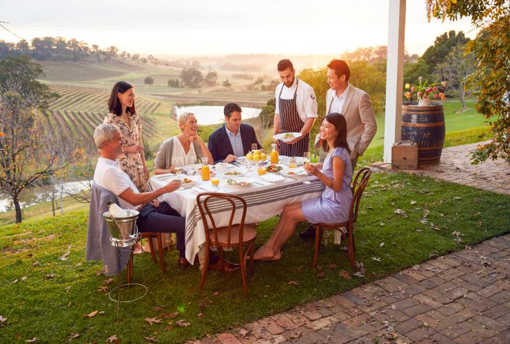 Eine Gruppe von Freunden isst draußen im Bistro Molines im Hunter Valley © Tourism Australia