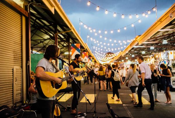 Gitarrist spielt auf dem Queen Victoria Night Market in Melbourne © Queen Victoria Market