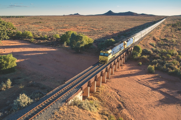 Der Indian Pacific schlängelt sich durch Südaustralien © Journey Beyond Rail