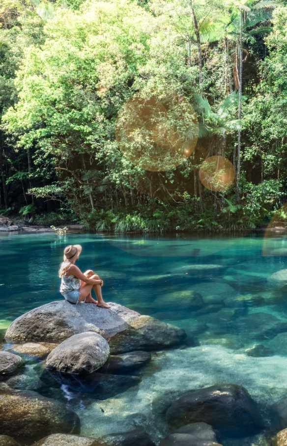 Frau auf einem Felsen an einem Felsbecken der Mossman Gorge © Tourism and Events Queensland