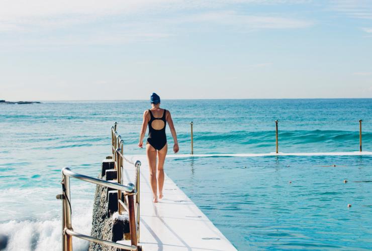 Frau beim morgendlichen Schwimmen bei Bondi Icebergs am Bondi Beach in New South Wales © Destination NSW/Issac Brown Frau beim morgendlichen Schwimmen bei Bondi Icebergs am Bondi Beach in New South Wales © Destination NSW/Issac Brown