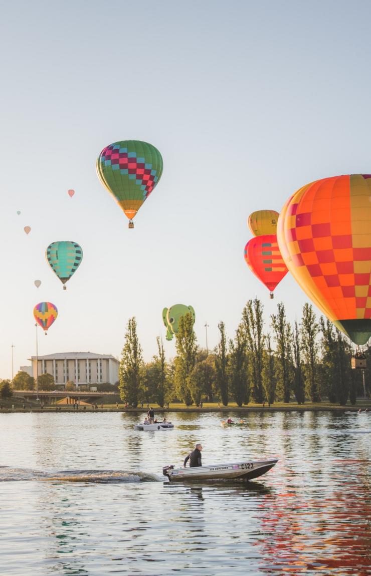 Heißluftballons über dem Lake Burley Griffin, Canberra, Australian Capital Territory © EventsACT 