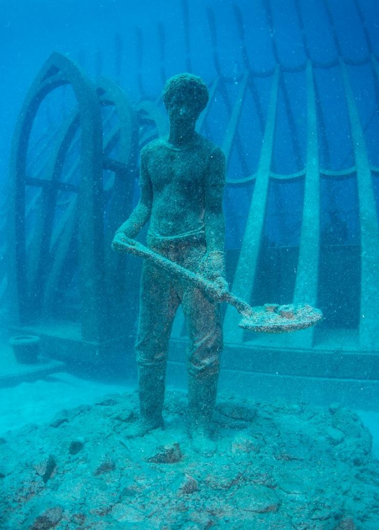 Underwater sculpture exhibit in the Museum of Underwater Art near Townsville © Matt Curnock