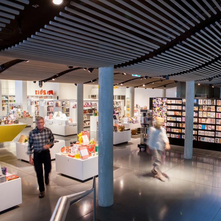 People shopping at the National Gallery of Australia gift shop in Canberra © VisitCanberra People shopping at the National Gallery of Australia gift shop in Canberra © VisitCanberra