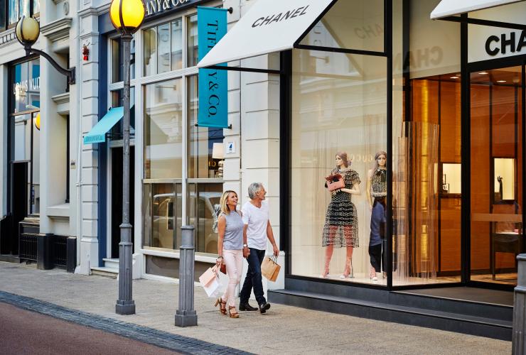 Couple shopping in the King Street Precinct in Perth © Tourism Western Australia Couple shopping in the King Street Precinct in Perth © Tourism Western Australia