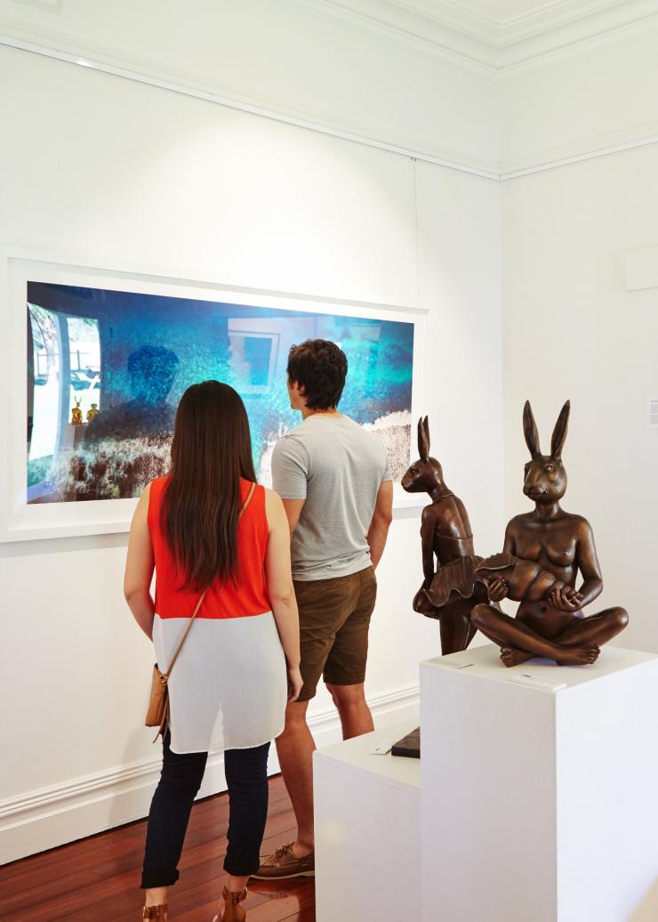 People admiring the art at Linton & Kay Gallery on Mandoon Estate in Swan Valley © Tourism Western Australia People admiring the art at Linton & Kay Gallery on Mandoon Estate in Swan Valley © Tourism Western Australia