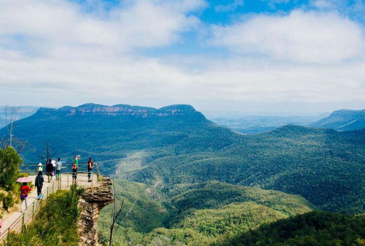 A green valley of the Blue Mountains with the three peaks of the Three Sisters rock formation in view © Destination NSW A green valley of the Blue Mountains with the three peaks of the Three Sisters rock formation in view © Destination NSW
