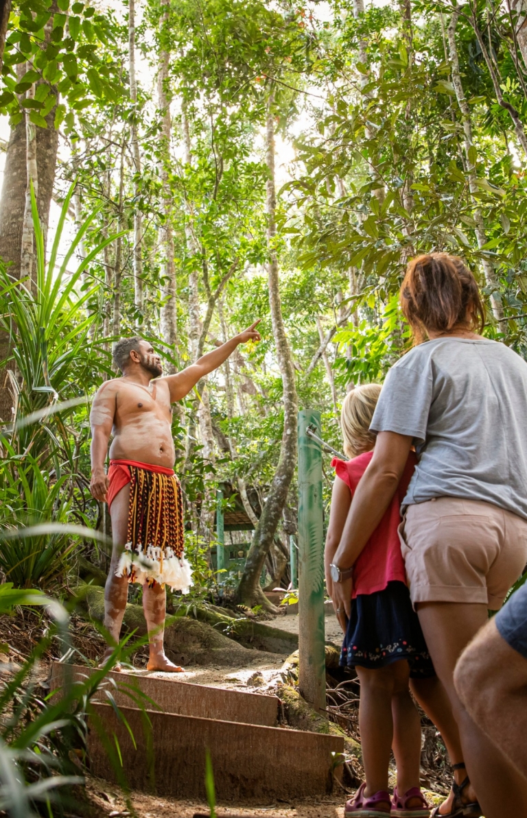 Family enjoy a Pamagirri Aboriginal Experience © Tourism Australia