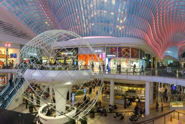 Interior of Chadstone shopping centre near Melbourne © Wpcpey / CC BY-SA