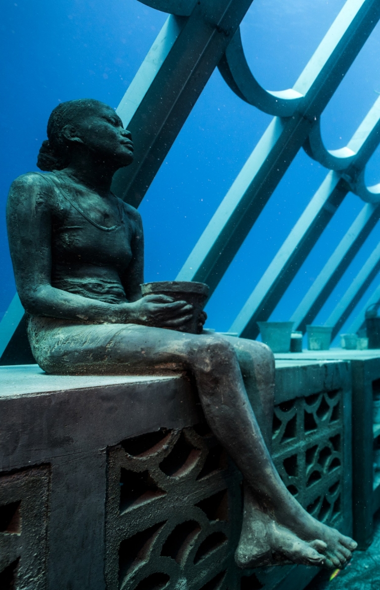 Underwater sculpture exhibit in the Museum of Underwater Art near Townsville © Matt Curnock