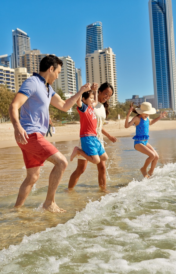 Surfers Paradise, Gold Coast, QLD © Tourism Australia