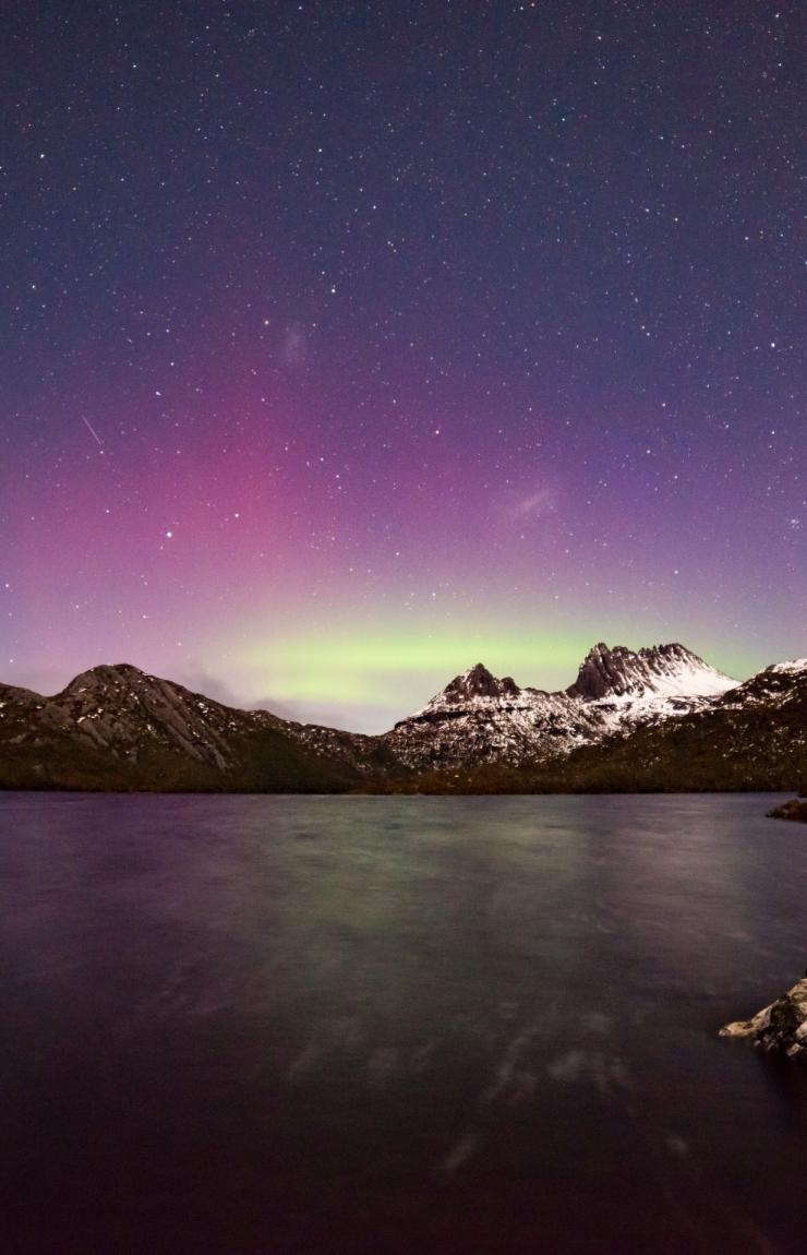 The Aurora Australis (Southern Lights) shining in purple and green hues behind the snow-capped peaks of Cradle Mountain-Lake St Clair National park, Tasmania © Pierre Destribats The Aurora Australis (Southern Lights) shining in purple and green hues behind the snow-capped peaks of Cradle Mountain-Lake St Clair National park, Tasmania © Pierre Destribats