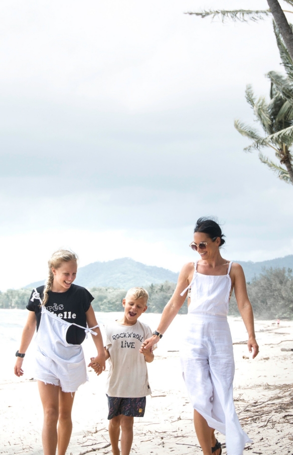 Family walking on the beach at Palm Cove © Tourism and Events Queensland