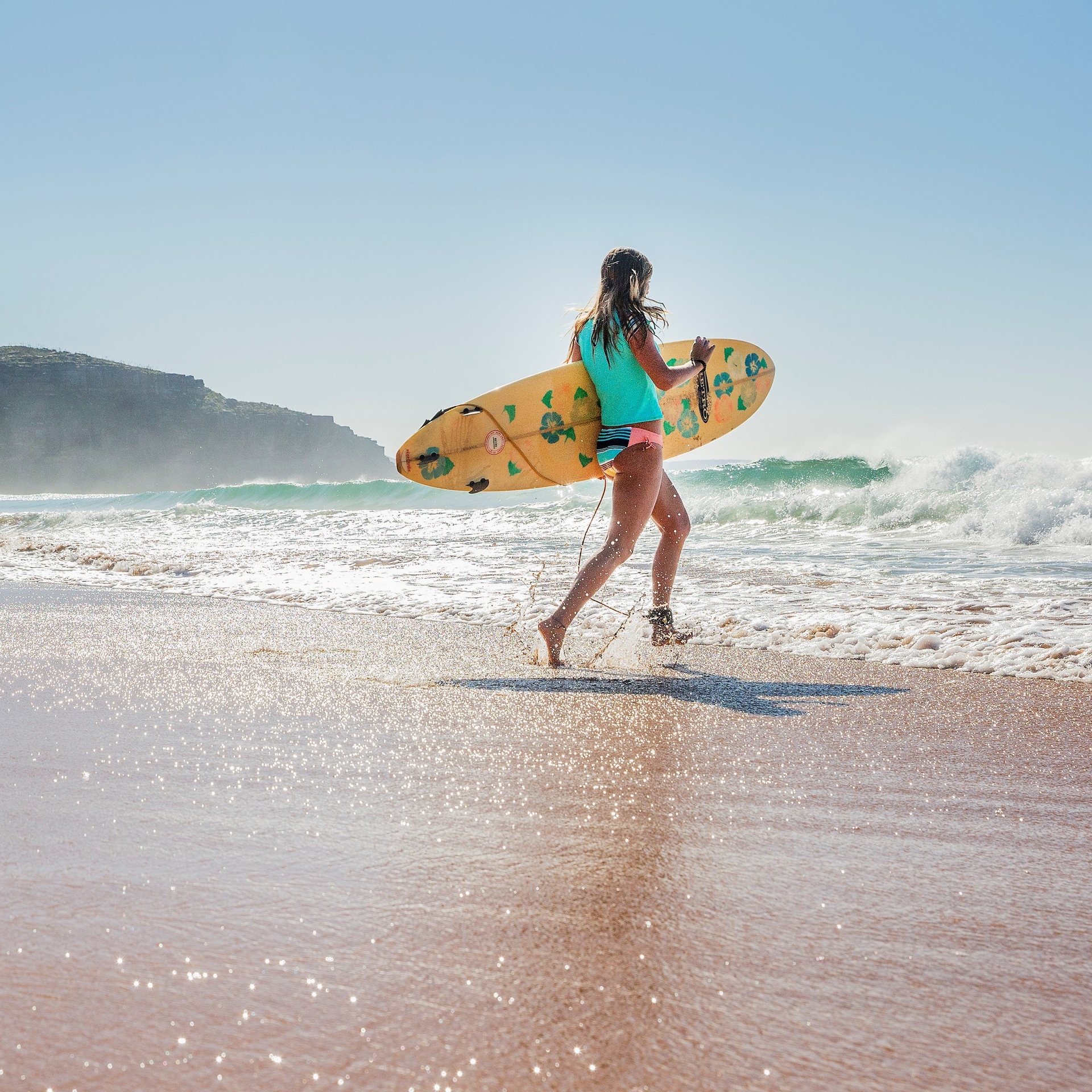 Surfer runs into the ocean at Palm Beach in New South Wales © Destination NSW