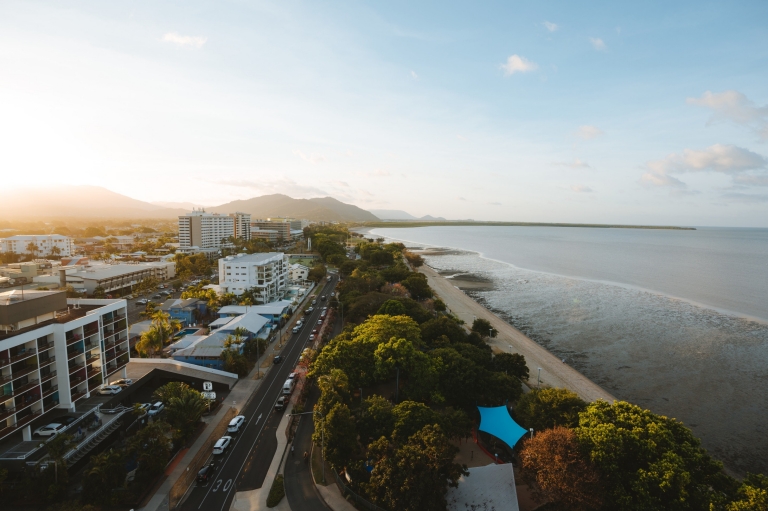 Riley Hotel, Cairns, QLD © Tourism Australia