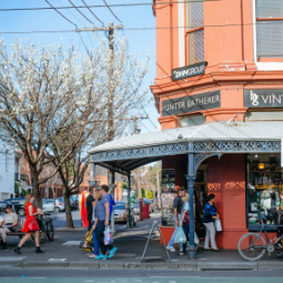 Shoppers along Brunswick Street in Fitzroy © tourism.australia.com / au.timeout.com