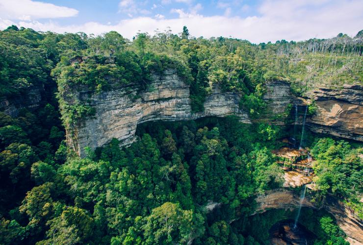 View of rocky cliffs and waterfall in Blue Mountains National Park in New South Wales © Tourism Australia View of rocky cliffs and waterfall in Blue Mountains National Park in New South Wales © Tourism Australia