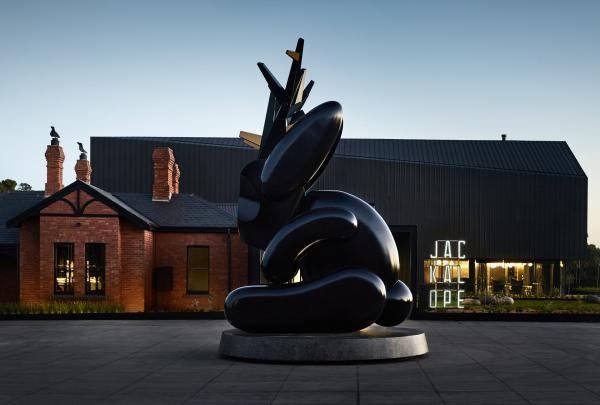 Jackalope statue out the front of the Jackalope hotel and vineyard © Jackalope Hotel