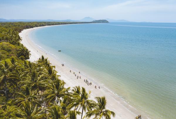 Four Mile Beach, Port Douglas, QLD © Tourism Australia