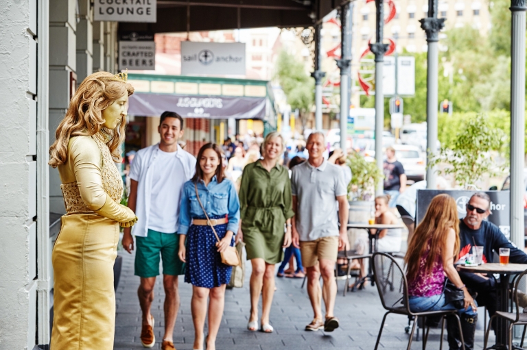 People walking along Cappuccino Strip in Fremantle © Tourism Western Australia