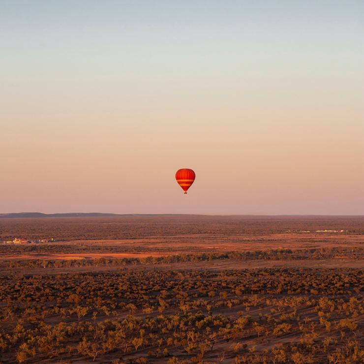 Hot air ballooning, Alice Springs, NT © Edwin Lais Hot air ballooning, Alice Springs, NT © Edwin Lais
