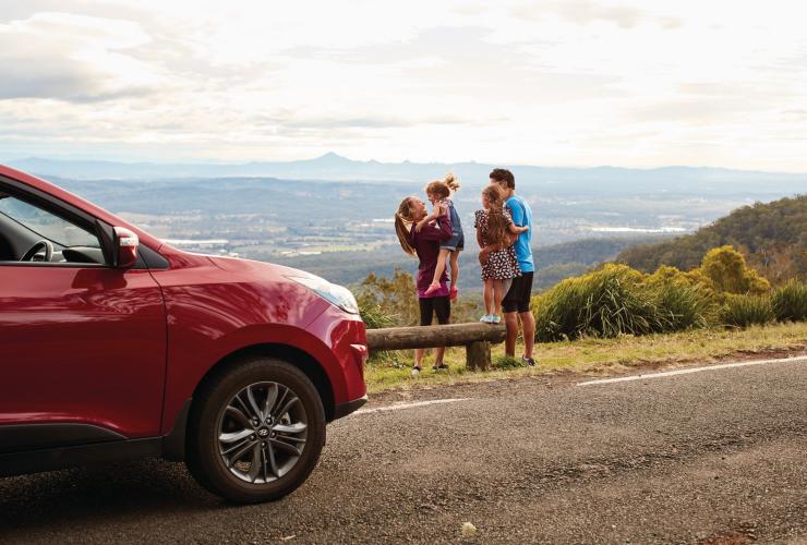 Une famille au belvédère de la Canungra Valley © Tourism and Events Queensland