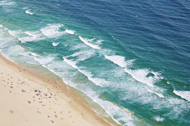 Plage vue du ciel, Gold Coast, QLD © Tourism Australia