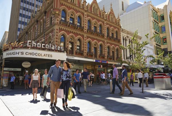 Couple faisant du shopping au Rundle Mall à Adélaïde, SA © Adam Bruzzone
