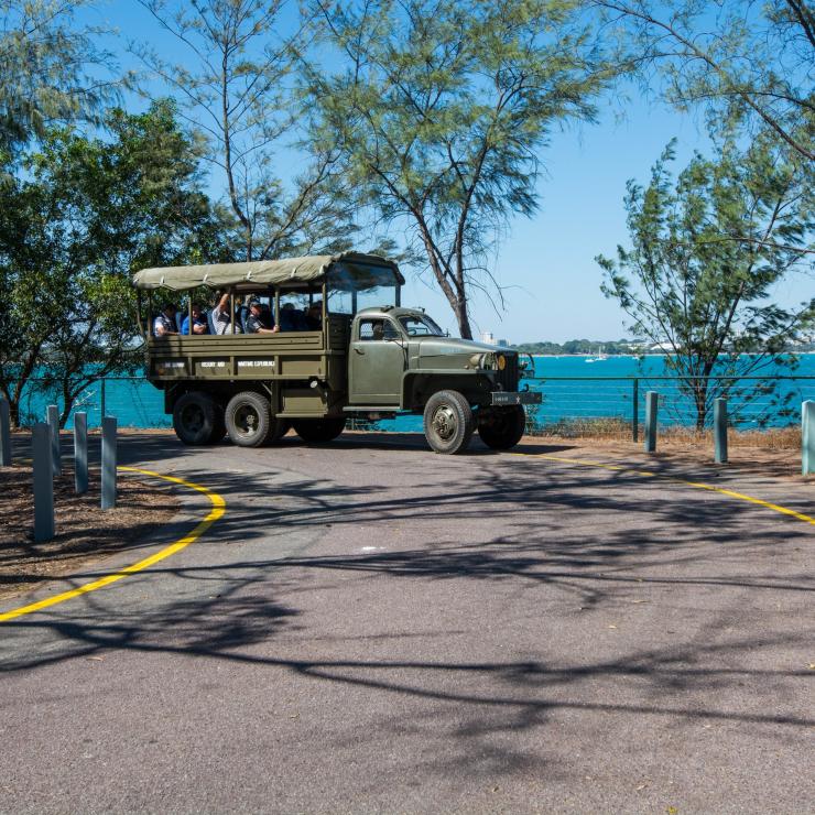 Visiteurs dans un camion de l'armée à Darwin History and Wartime Experience © Tourism NT/Darwin Wartime Experience Visiteurs dans un camion de l'armée à Darwin History and Wartime Experience © Tourism NT/Darwin Wartime Experience