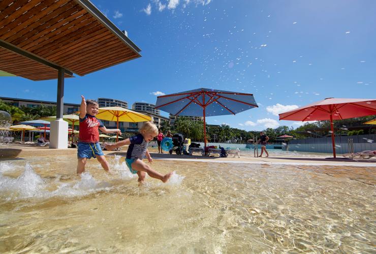 des visiteurs s'amusent dans le Wave Lagoon du front de mer de Darwin © Tourism NT/Peter Eve