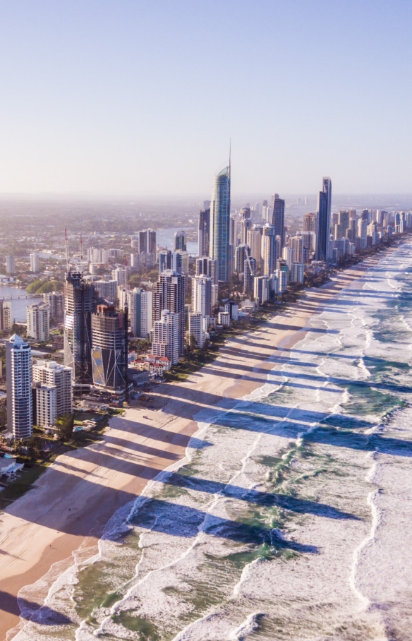 Vue aérienne de la ligne d'horizon de la Gold Coast © Tourism Australia