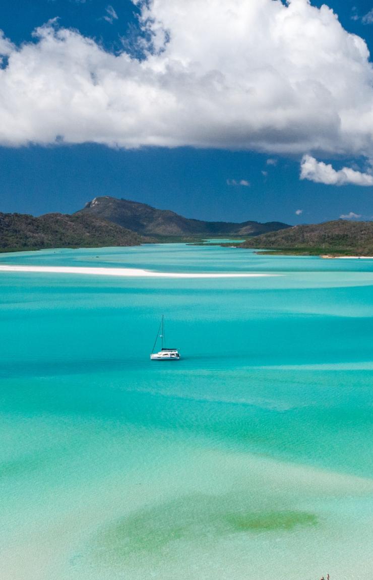 Vue aérienne de Whitehaven Beach depuis Hill Inlet dans les Whitsundays © Tourism and Events Queensland Vue aérienne de Whitehaven Beach depuis Hill Inlet dans les Whitsundays © Tourism and Events Queensland